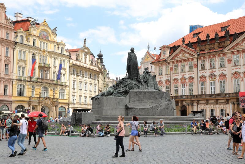 Monument sur la place de vieux Prague entourée par des touristes photos stock Monument sur la place de vieux Prague entourée par des touristes photos stock
