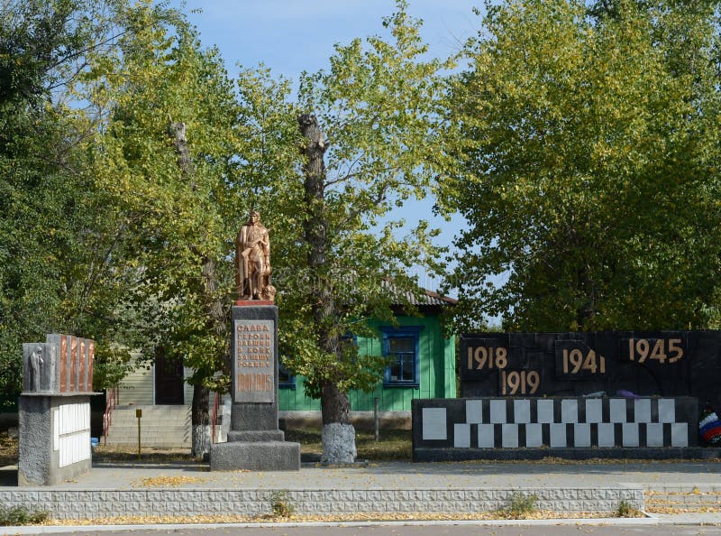 Monument till de som dog i strider för deras fädernesland i den Voronezh regionen arkivbild Monument till de som dog i strider för deras fädernesland i den Voronezh regionen arkivbild