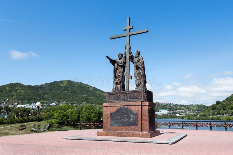 Monument till heliga apostlar Peter och Paul i den Petropavlovsk-Kamchatsky staden royaltyfri bild Monument till heliga apostlar Peter och Paul i den Petropavlovsk-Kamchatsky staden royaltyfri bild