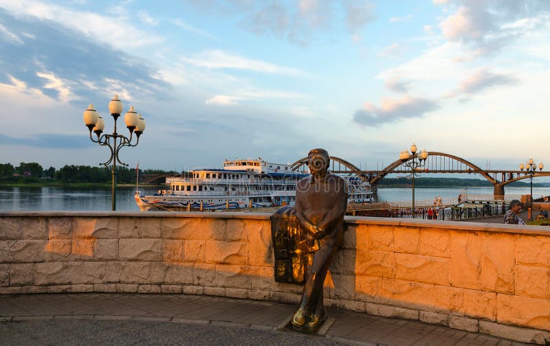 Monument till Lev Oshanin på strand av Rybinsk på solnedgången royaltyfria bilder Monument till Lev Oshanin på strand av Rybinsk på solnedgången royaltyfria bilder