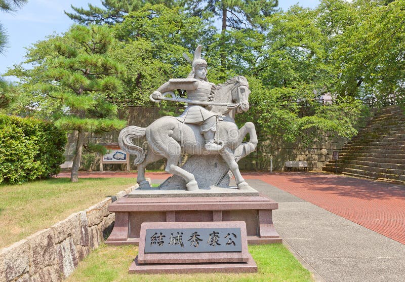 Monument till Yuki Hideyasu i den Fukui slotten, Japan arkivfoto Monument till Yuki Hideyasu i den Fukui slotten, Japan arkivfoto