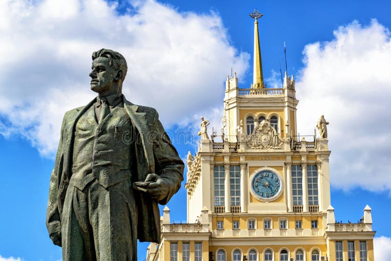 Monumento sobre el Soviético poeta a instalación que proporciona servicios de alojamiento sobre el triunfo plaza de la ciudad.
