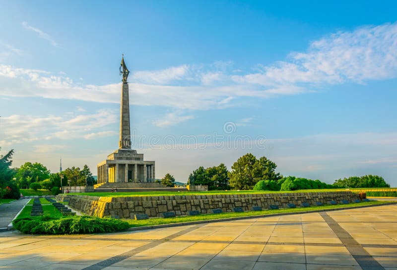 Pomník sovětské armády na vojenském hřbitově Slavin v Bratislavě na Slovensku...OBRAZ