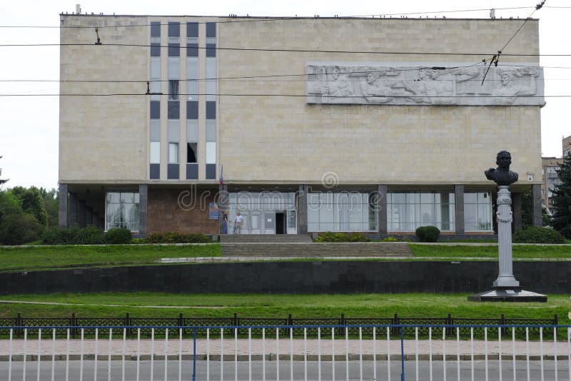 Monument van Carl Gascoigne bij de ingang aan het Lugansk-Museum van Lokale Geschiedenis royalty-vrije stock afbeelding Monument van Carl Gascoigne bij de ingang aan het Lugansk-Museum van Lokale Geschiedenis royalty-vrije stock afbeelding