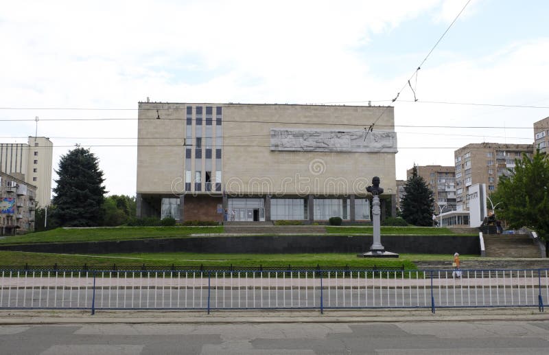 Monument van Carl Gascoigne bij de ingang aan het Lugansk-Museum van Lokale Geschiedenis stock foto Monument van Carl Gascoigne bij de ingang aan het Lugansk-Museum van Lokale Geschiedenis stock foto