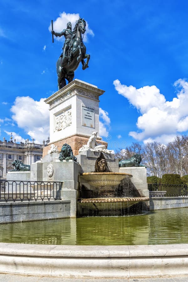 Monument van Philip IV in Plaza DE Oriente in Madrid royalty-vrije stock afbeeldingen Monument van Philip IV in Plaza DE Oriente in Madrid royalty-vrije stock afbeeldingen