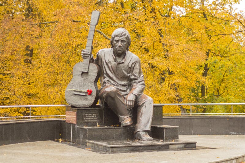Monument Vladimir Vysotsky som sitter med en gitarr royaltyfria foton Monument Vladimir Vysotsky som sitter med en gitarr royaltyfria foton