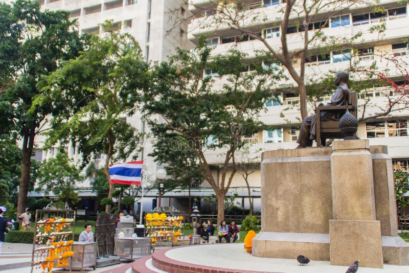 Monument von Statue Prinzen Mahidol Adulyadej Memorial an Siriraj-Krankenhaus in Bangkok, Thailand lizenzfreie stockbilder Monument von Statue Prinzen Mahidol Adulyadej Memorial an Siriraj-Krankenhaus in Bangkok, Thailand lizenzfreie stockbilder