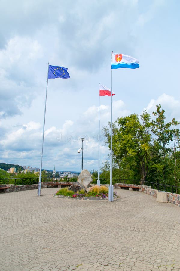 Monument voor verdedigers van de kust bij 1939 met Europese Unie, van Polen en van Gdynia vlaggen royalty-vrije stock fotografie Monument voor verdedigers van de kust bij 1939 met Europese Unie, van Polen en van Gdynia vlaggen royalty-vrije stock fotografie