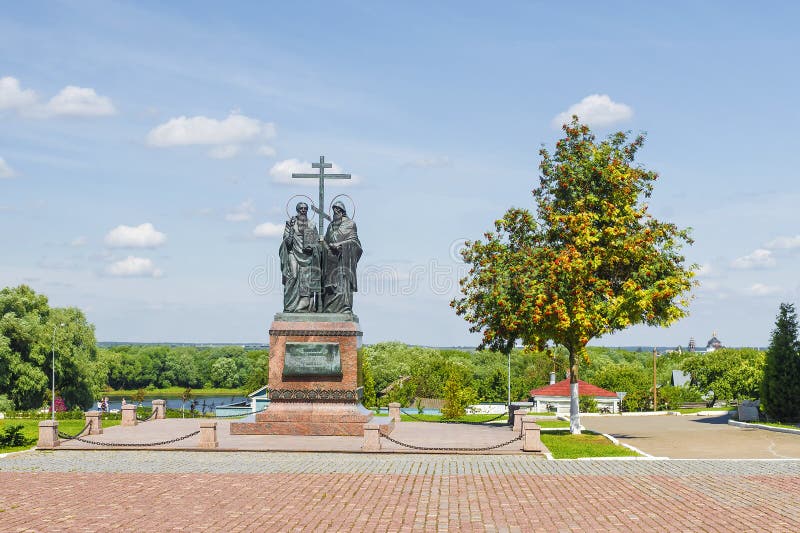 Monument zu Cyril und Methodius in Kolomna stockfotos Monument zu Cyril und Methodius in Kolomna stockfotos