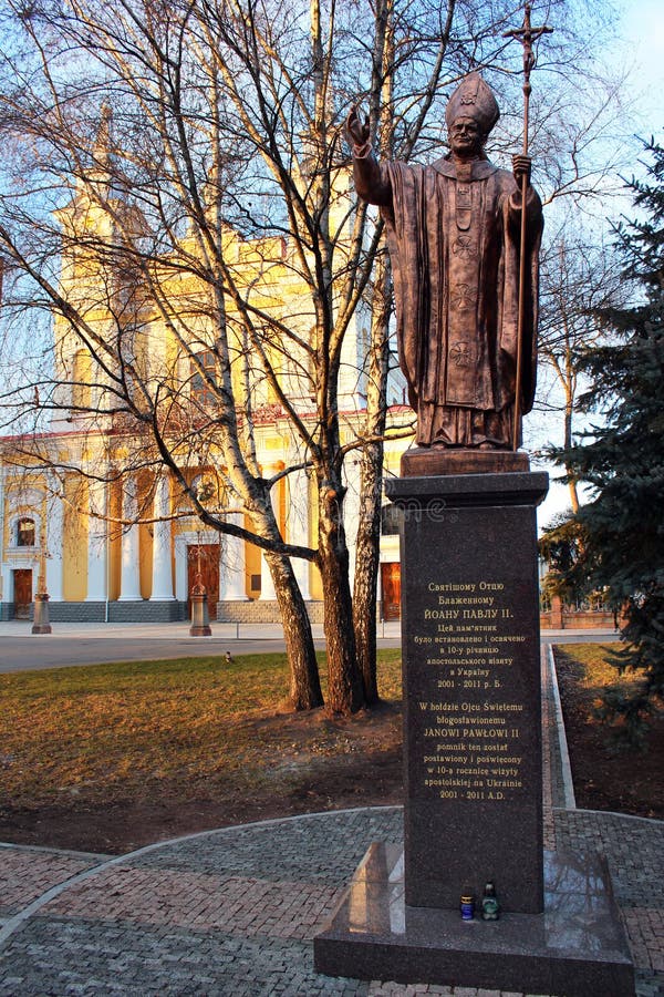 Monument zu Papst John Paul II in Zhytomyr, Ukraine stockbilder Monument zu Papst John Paul II in Zhytomyr, Ukraine stockbilder