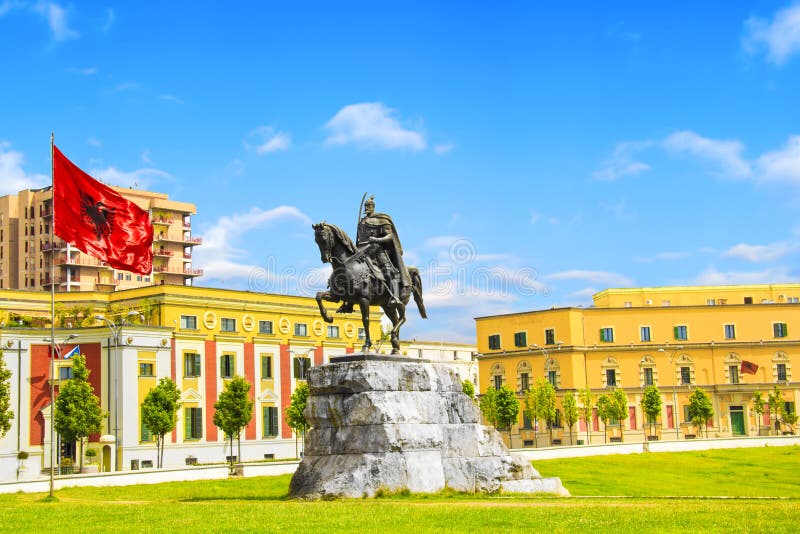Monument zu Skanderbeg in Skanderbeg-Quadrat in der Mitte von Tirana, Albanien lizenzfreies stockfoto Monument zu Skanderbeg in Skanderbeg-Quadrat in der Mitte von Tirana, Albanien lizenzfreies stockfoto