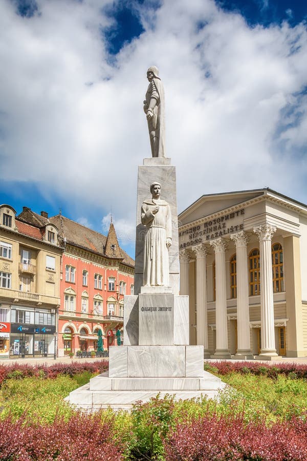 Monument zum Kaiser Jovan Nenad und Nationaltheater in Subotica-Stadt, Serbien lizenzfreie stockfotografie Monument zum Kaiser Jovan Nenad und Nationaltheater in Subotica-Stadt, Serbien lizenzfreie stockfotografie