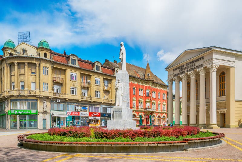 Monument zum Kaiser Jovan Nenad und Nationaltheater in Subotica-Stadt, Serbien lizenzfreies stockbild Monument zum Kaiser Jovan Nenad und Nationaltheater in Subotica-Stadt, Serbien lizenzfreies stockbild