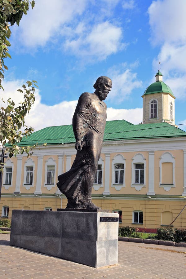 Monument zum russischen Verfasser Dostoevsky in Omsk gegen den Hintergrund des Gebäudes der Wachstube von der 18. lizenzfreies stockfoto Monument zum russischen Verfasser Dostoevsky in Omsk gegen den Hintergrund des Gebäudes der Wachstube von der 18. lizenzfreies stockfoto