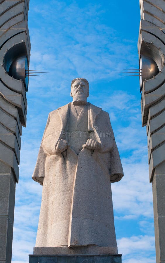 Monument à I V Kurchatov l'ATOME de FENTE