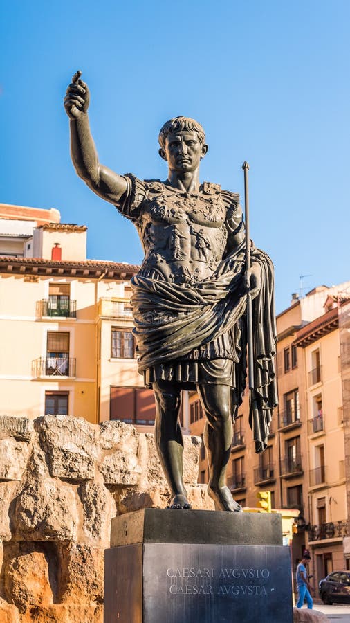 Monument à l'empereur Octavian Augustus - le fondateur de Saragosse, Espagne Plan rapproché vertical images stock Monument à l'empereur Octavian Augustus - le fondateur de Saragosse, Espagne Plan rapproché vertical images stock