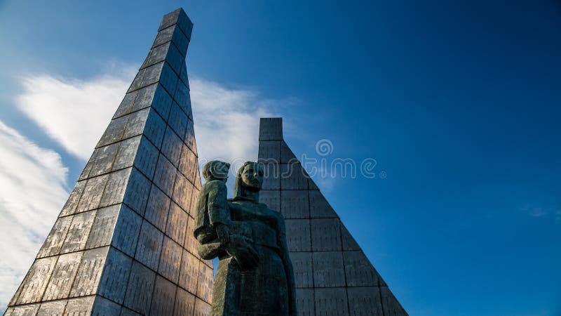 Monument à la mère avec l'enfant contre le ciel bleu photographie stock libre de droits Monument à la mère avec l'enfant contre le ciel bleu photographie stock libre de droits
