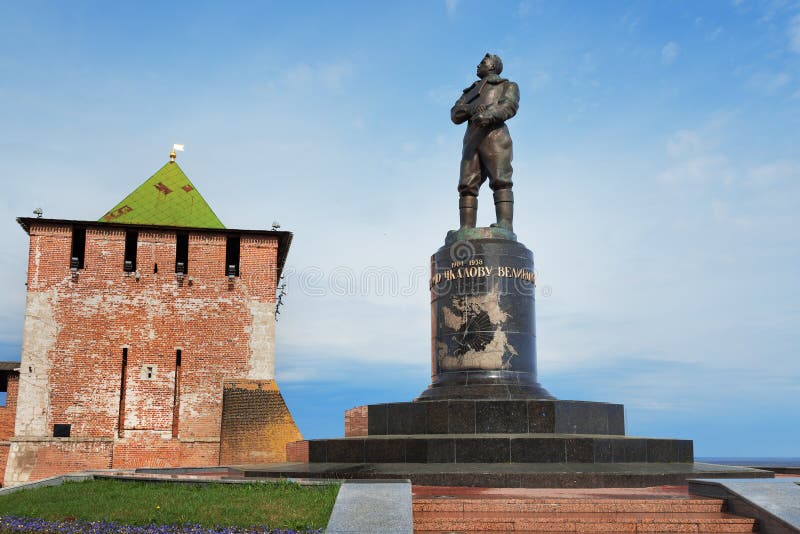 Monument à Valery Chkalov et à la tour de George dans Nijni-Novgorod photos libres de droits Monument à Valery Chkalov et à la tour de George dans Nijni-Novgorod photos libres de droits