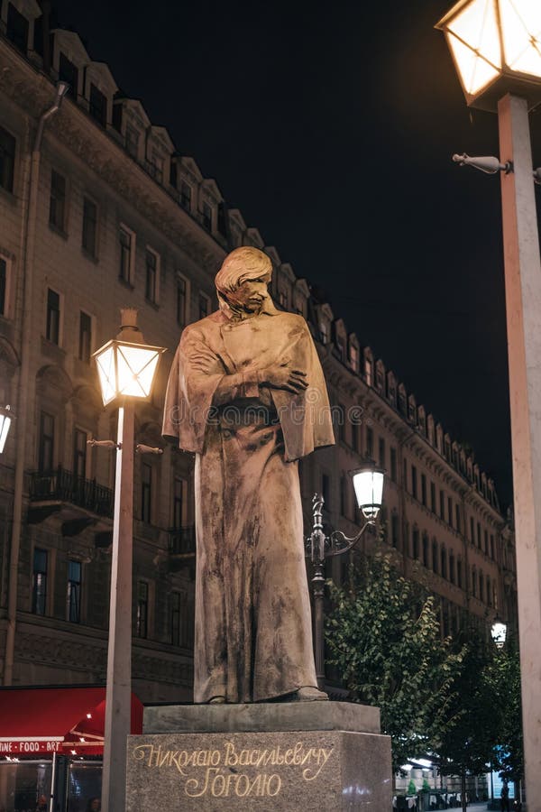 Monument över den ryske författaren nikolai vasilyevich gol på malaya konyushennaya Street under sommaren. skulptor mv. älskling. arkivfoto Monument över den ryske författaren nikolai vasilyevich gol på malaya konyushennaya Street under sommaren. skulptor mv. älskling. arkivfoto