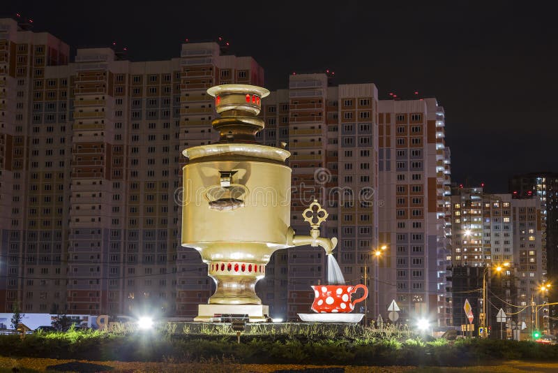 Monument över samovar på temat de berömda ryssartister som målar 1800-talets teparti i mytishchi. mytishchi mos royaltyfria foton