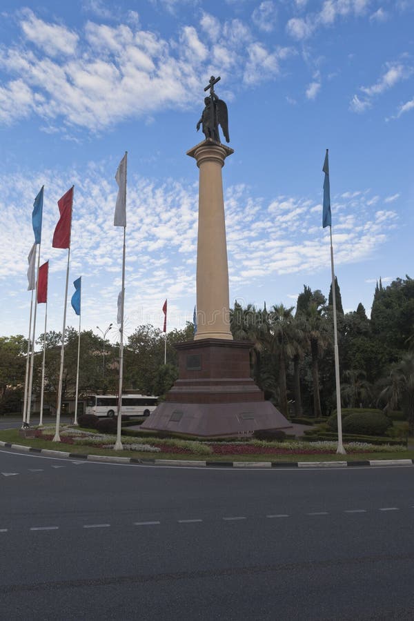 Monumental kolonn med en staty av ärkeängeln Michael, beskyddare av staden av Sochi i ottasommar arkivbild Monumental kolonn med en staty av ärkeängeln Michael, beskyddare av staden av Sochi i ottasommar arkivbild