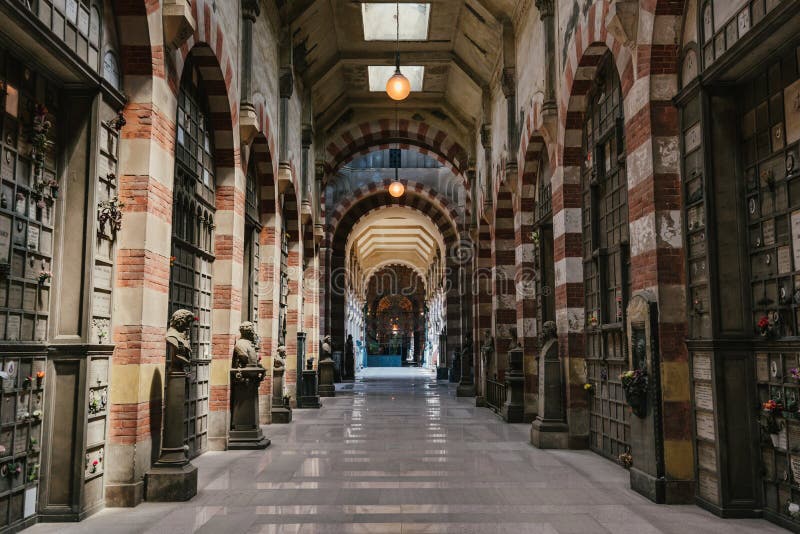Monumental kyrkogård i milan, Italien arkivbild