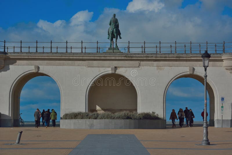 Monumental staty av konungen Leopold andra, forntida konung av Belgien på hans häst arkivbilder Monumental staty av konungen Leopold andra, forntida konung av Belgien på hans häst arkivbilder