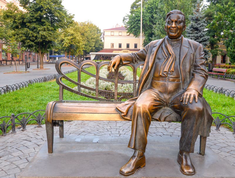 Monumenten aan beroemde kunstenaar in de tuin van Odessa Bronsmonument aan Leonid Utesov in Odessa, de Oekraïne royalty-vrije stock afbeeldingen Monumenten aan beroemde kunstenaar in de tuin van Odessa Bronsmonument aan Leonid Utesov in Odessa, de Oekraïne royalty-vrije stock afbeeldingen