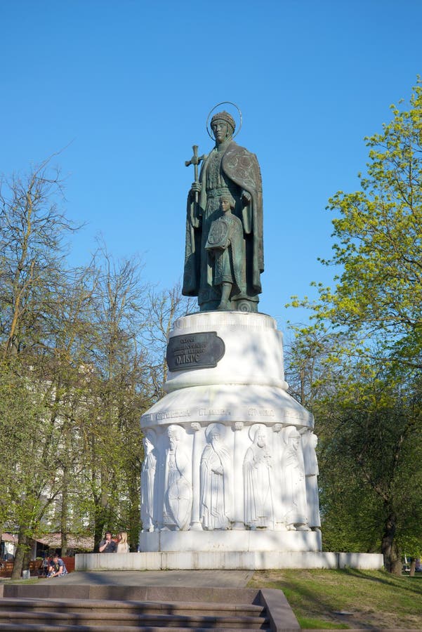 Monumentet till prinsessan Olga och prinsen Vladimir, kan den soliga dagen pskov russia arkivfoto Monumentet till prinsessan Olga och prinsen Vladimir, kan den soliga dagen pskov russia arkivfoto
