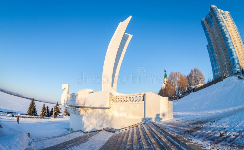 Monumentfartyg på stadsinvallningen i samaraen, Ryssland royaltyfri bild Monumentfartyg på stadsinvallningen i samaraen, Ryssland royaltyfri bild