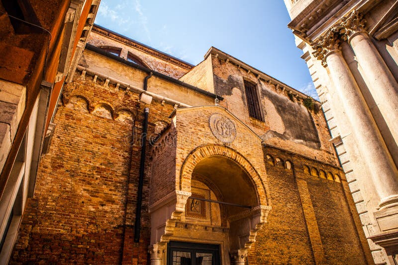 Monumenti architettonici famosi e facciate variopinte di vecchio primo piano medievale n Venezia, Italia delle costruzioni immagini stock libere da diritti Monumenti architettonici famosi e facciate variopinte di vecchio primo piano medievale n Venezia, Italia delle costruzioni immagini stock libere da diritti