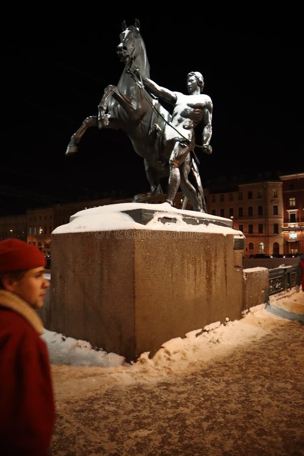 Monumentman och häst på en bro i vintern St Petersburg på natten arkivbilder Monumentman och häst på en bro i vintern St Petersburg på natten arkivbilder