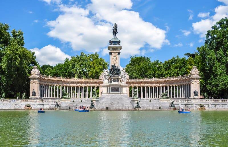 Monumento ad Alfonso XII nel parco il giorno soleggiato, Madrid, Spagna di Buen Retiro fotografie stock libere da diritti Monumento ad Alfonso XII nel parco il giorno soleggiato, Madrid, Spagna di Buen Retiro fotografie stock libere da diritti