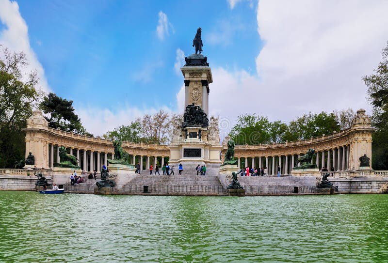 Monumento ad Alfonso XII, sosta di Retiro, Madrid fotografia stock libera da diritti Monumento ad Alfonso XII, sosta di Retiro, Madrid fotografia stock libera da diritti