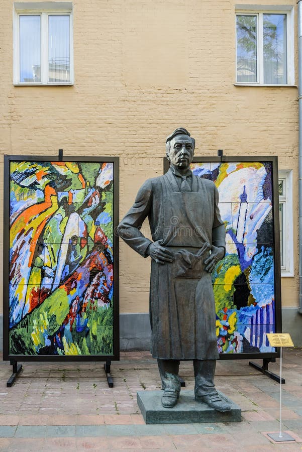 Monumento all'artista-astrazionista Vasily Kandinsky Autore Tsereteli, bronzo