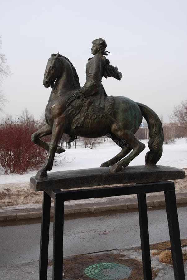 Monumento all'imperatrice Elizabeth nel parco di Kolomenskoye fotografia stock Monumento all'imperatrice Elizabeth nel parco di Kolomenskoye fotografia stock