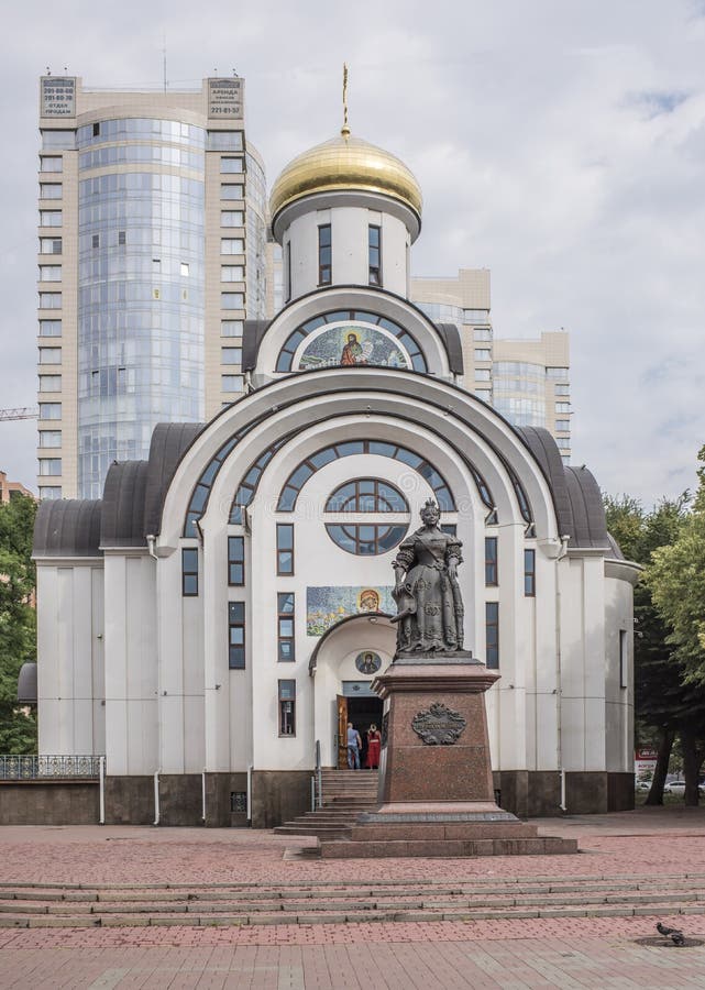 Monumento all'imperatrice Elizabeth Scultori: S Oleshnya, A Dementev fotografie stock Monumento all'imperatrice Elizabeth Scultori: S Oleshnya, A Dementev fotografie stock