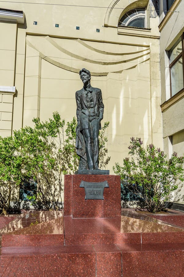 Monumento allo scrittore russo, allo scrittore di prosa ed al commediografo Anton Chekhov nel vicolo di Kamergersky fotografia stock libera da diritti Monumento allo scrittore russo, allo scrittore di prosa ed al commediografo Anton Chekhov nel vicolo di Kamergersky fotografia stock libera da diritti