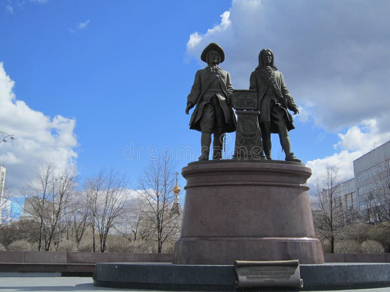 Monumento aos fundadores da cidade de Yekaterinburg na praça de trabalho perto da praça histórica fotografia de stock Monumento aos fundadores da cidade de Yekaterinburg na praça de trabalho perto da praça histórica fotografia de stock