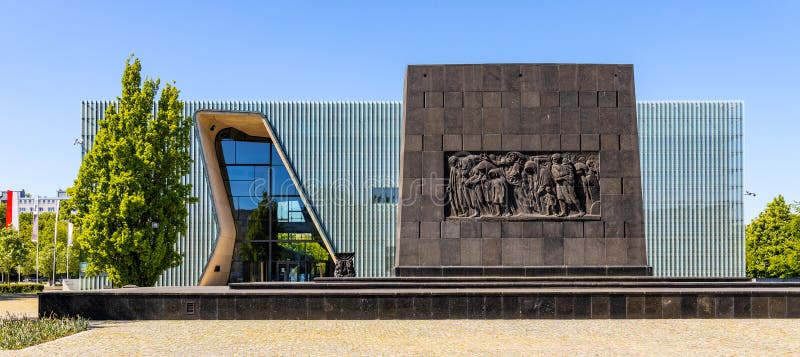 Monumento aos heróis do gueto de varsóvia por albert speer em frente ao museu polino da história dos judeus poloneses no gueto jud