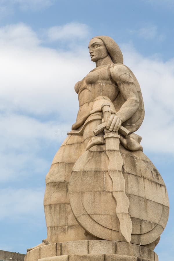 Estatua de una mujer espada el escudo sobre el uno página serpiente sobre el próximo, sobre el aquellos portugués cual él murió durante el primero la guerra,.