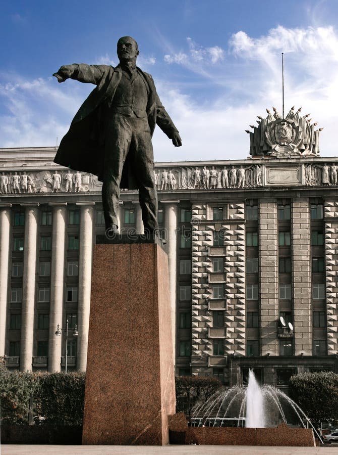 Monumento comunista sovietera dedicado a lenin en la casa de san petersburgo de soviets rusia fotografía de archivo libre de regalías