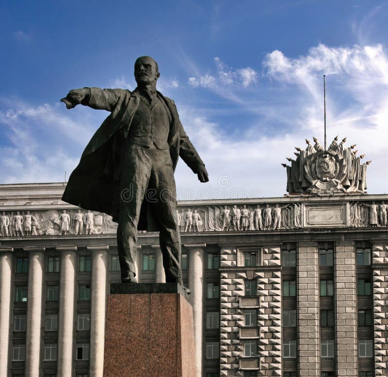 Monumento comunista sovietera dedicado a lenin en la casa de san petersburgo de soviets rusia fotografía de archivo