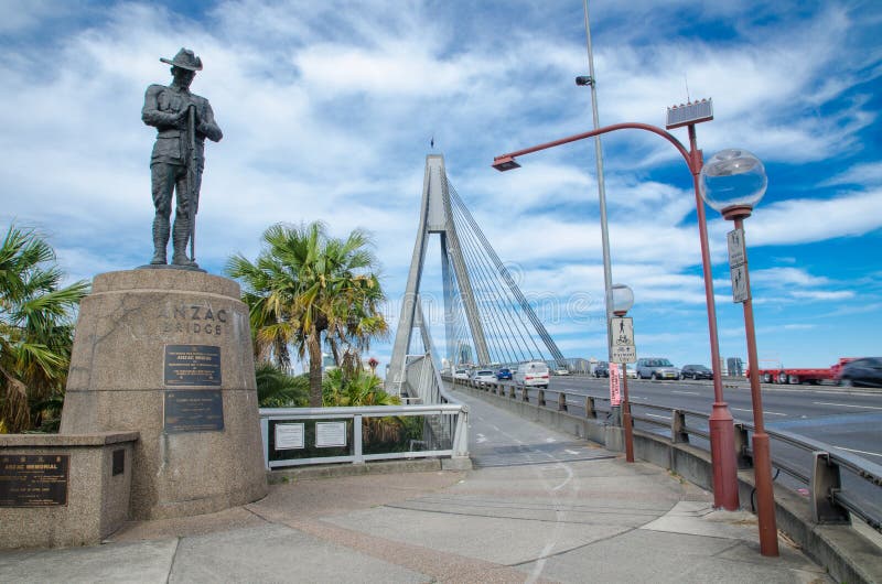 Monumento da estátua de Anzac que está contra o dia nebuloso do céu azul na ponte de Anzac fotos de stock Monumento da estátua de Anzac que está contra o dia nebuloso do céu azul na ponte de Anzac fotos de stock