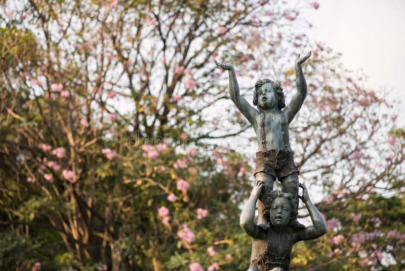 Monumento das crianças com flor cor-de-rosa, Banguecoque fotos de stock Monumento das crianças com flor cor-de-rosa, Banguecoque fotos de stock
