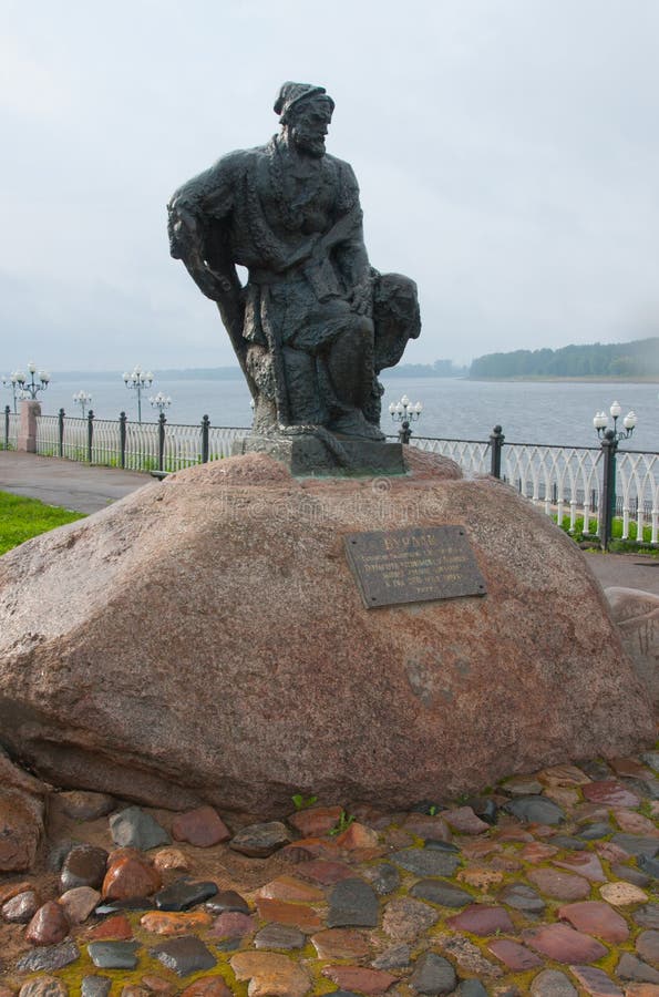 Monumento de Burlak na terraplenagem de Rybinsk, região de Yaroslavl, Rússia imagem de stock Monumento de Burlak na terraplenagem de Rybinsk, região de Yaroslavl, Rússia imagem de stock