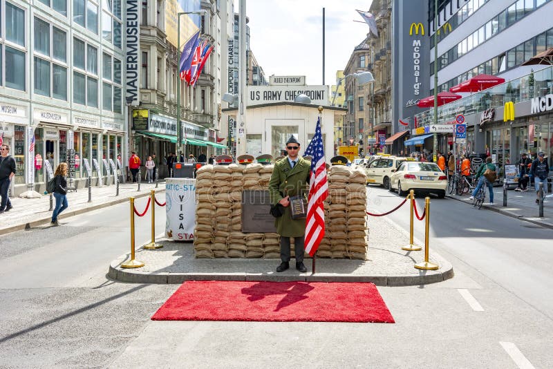 Monumento de Checkpoint Charlie em Berlim, Alemanha fotografia de stock Monumento de Checkpoint Charlie em Berlim, Alemanha fotografia de stock