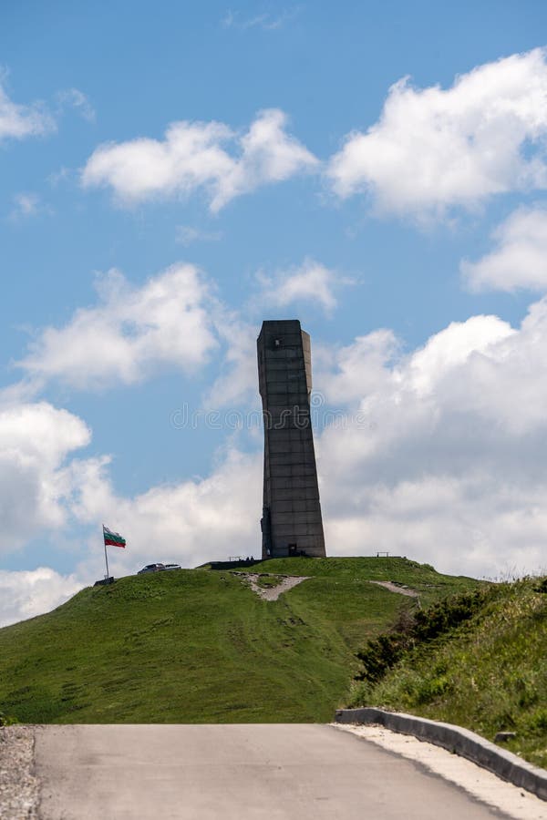 Monumento de la amistad bulgariansoviética en alto en una colina imagenes de archivo
