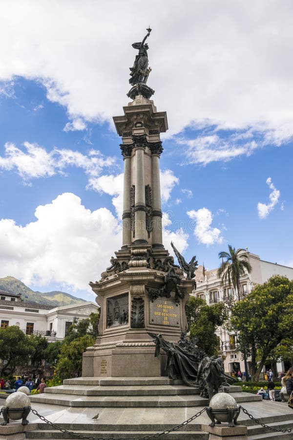 Monumento de la independencia en la plaza grande Quito, Ecuador foto de archivo Monumento de la independencia en la plaza grande Quito, Ecuador foto de archivo